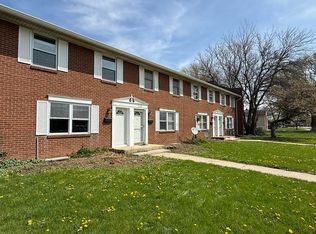 691 Old Indian Trl, Aurora, IL 60506