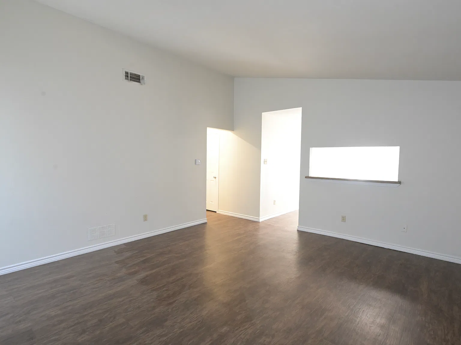 3 bed, 1044 sqft, $1,600 — Photo 2