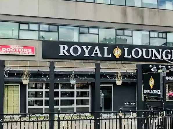 720 Spadina Ave #805, Toronto, ON M5S 2T9
