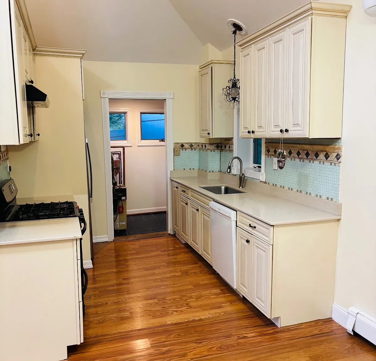 2 bed, 1.0 bath, $3,500 — Photo 3