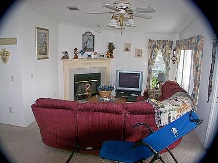 Cozy living room w/fireplace