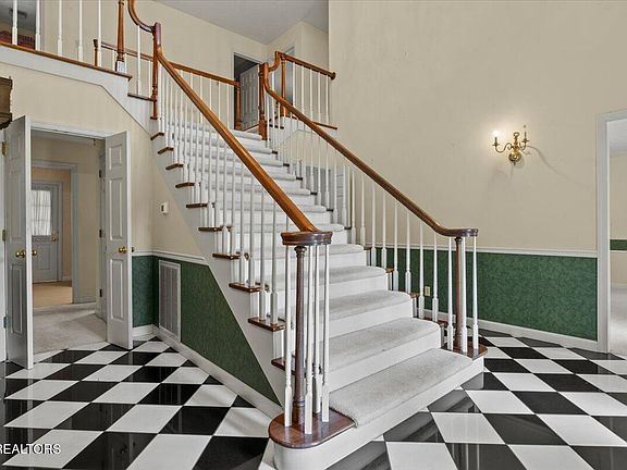 3rd image of 1013 Park Lane Ct