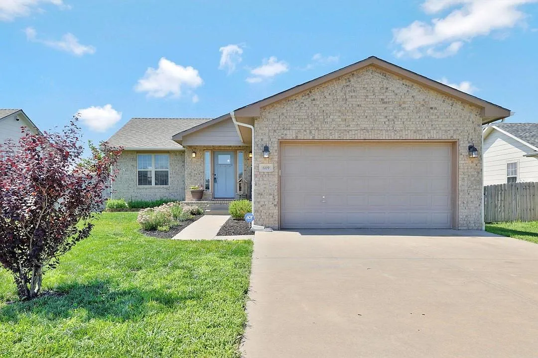 4 bed, 2220 sqft, $2,200 — Photo 1