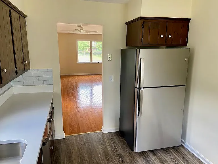 94 Jonathan Dr — Photo 4