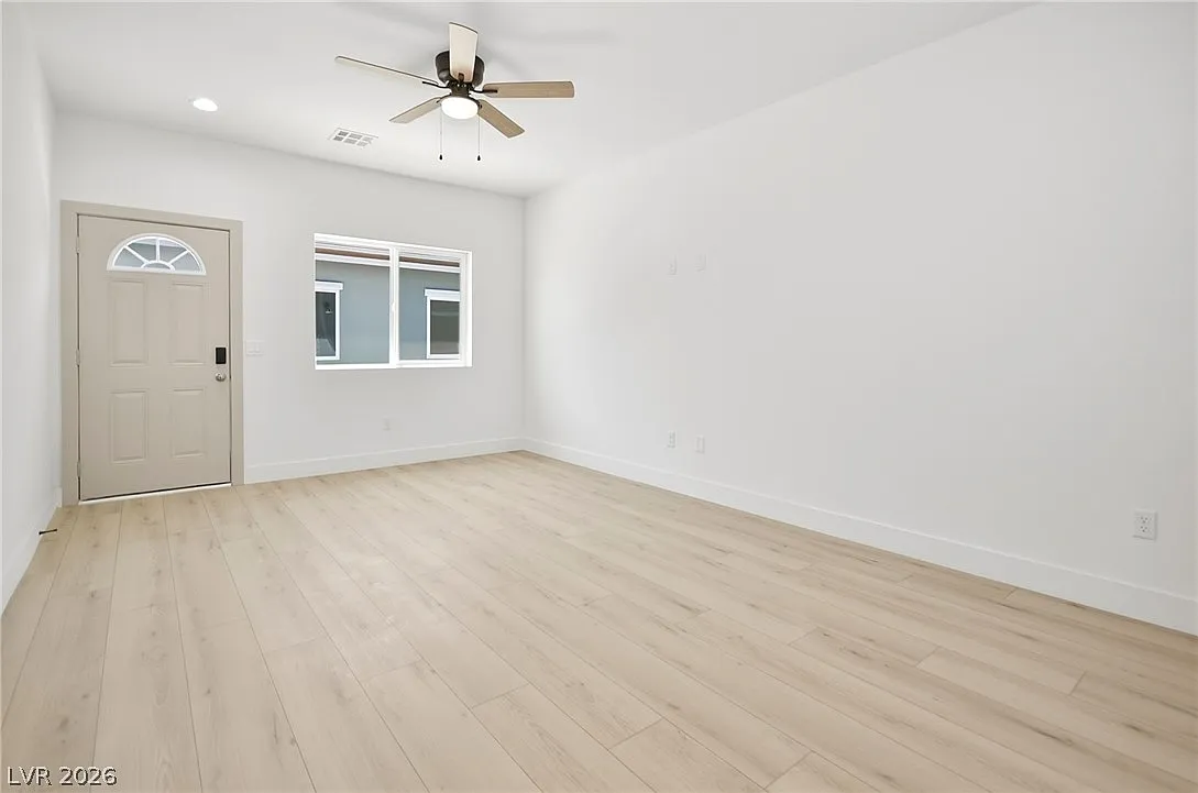 3 bed, 2.0 bath, 2197 sqft, $1,400 — Photo 2