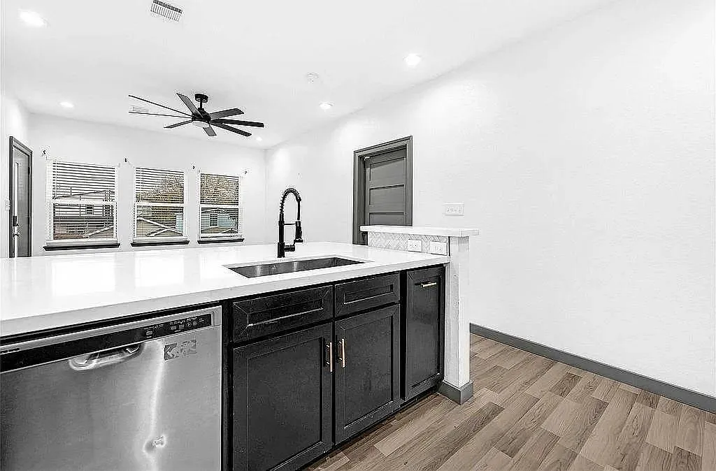 3 bed, 1200 sqft, $850 — Photo 3