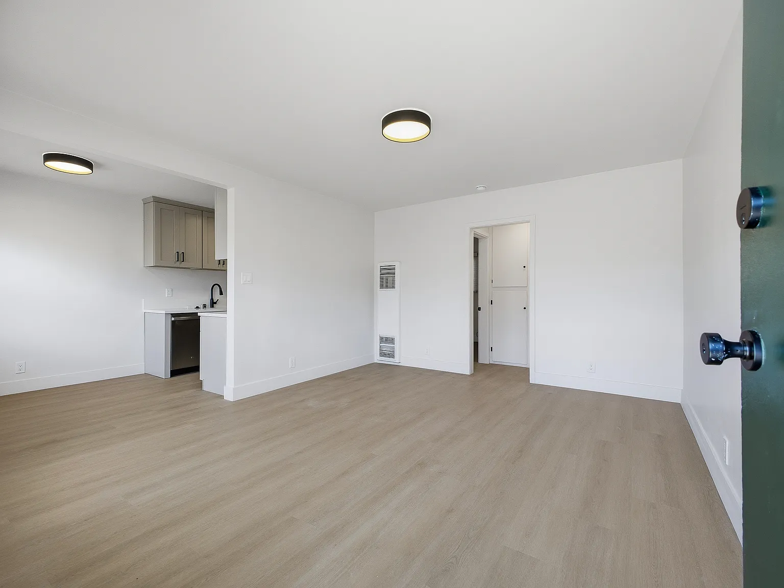 2 bed, 850 sqft, $2,687 — Photo 4