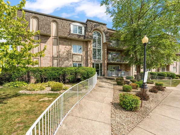 211 Swan Dr, Dyer, IN 46311