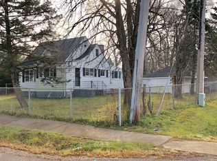 1 E Willow Dr, Round Lake Park, IL