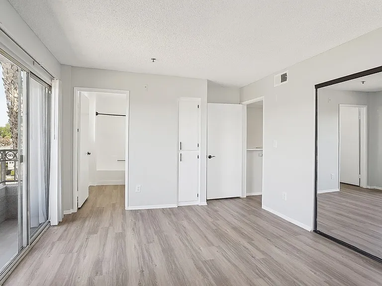 310 Virgil — Photo 46