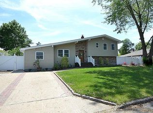 127 W Court Dr, Centereach, NY 11720