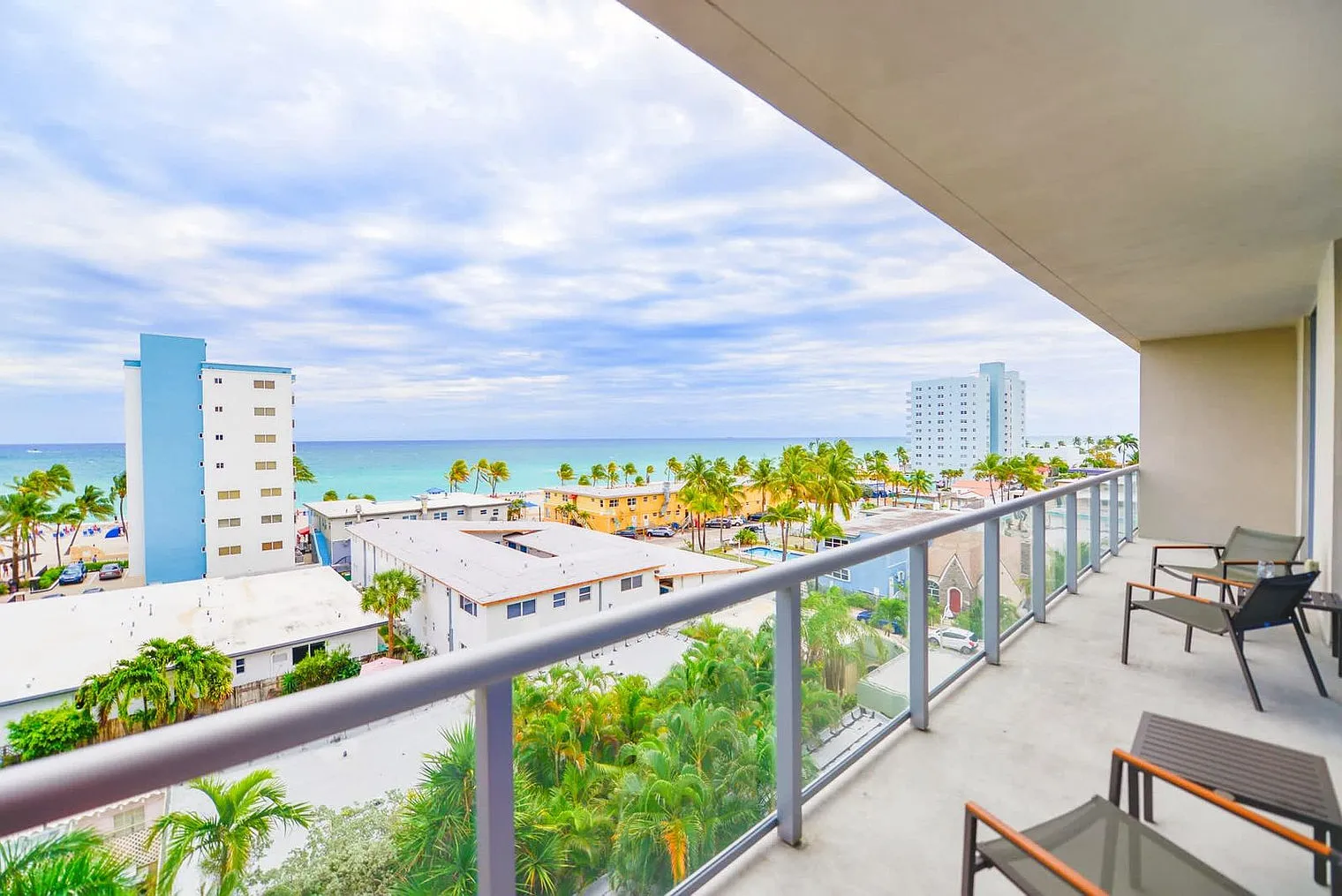 2 bed, 2.0 bath, 947 sqft, $5,776 — Photo 3