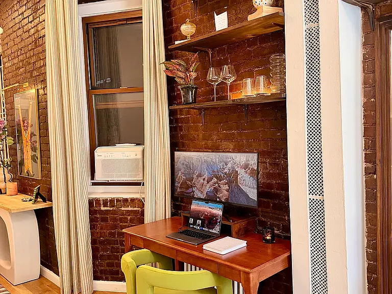 257 W 10th St #1E — Photo 9