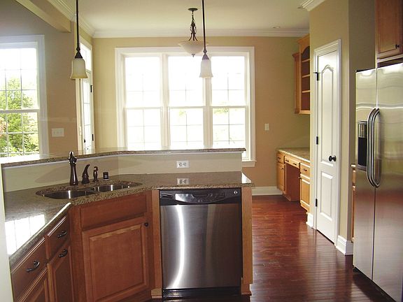 EAT IN KITCHEN W/PANTRY