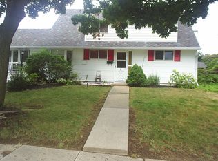 6 Geranium Rd, Levittown, PA 19057