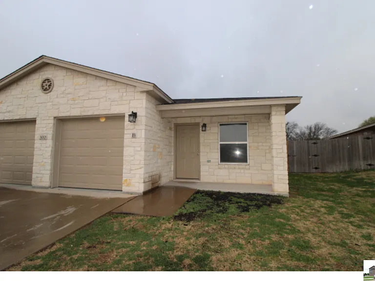 300 Lowes Blvd #B — Photo 2