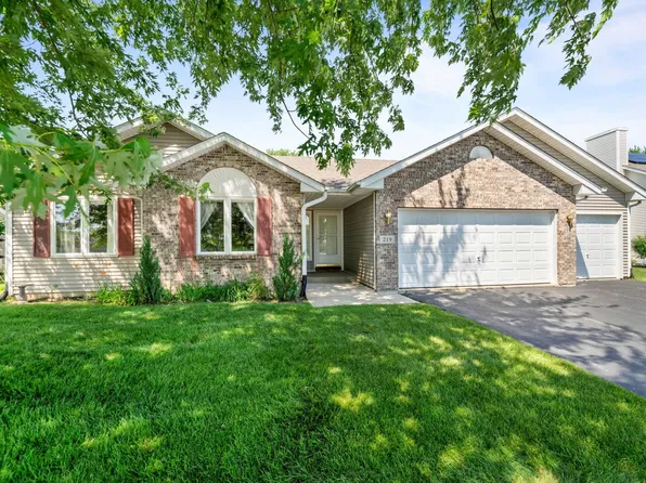 219 Acorn Dr, Poplar Grove, IL 61065