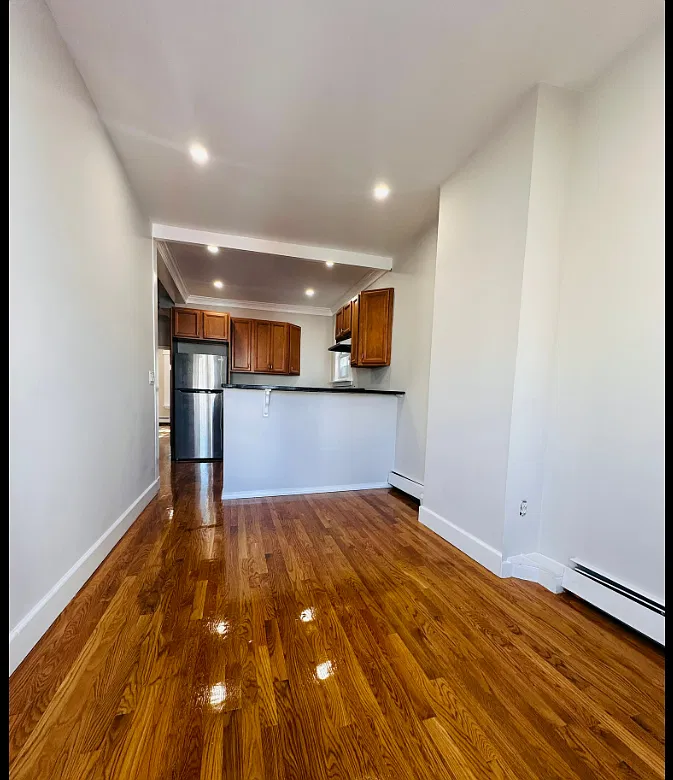 3 bed, 9999 sqft, $3,000 — Photo 2