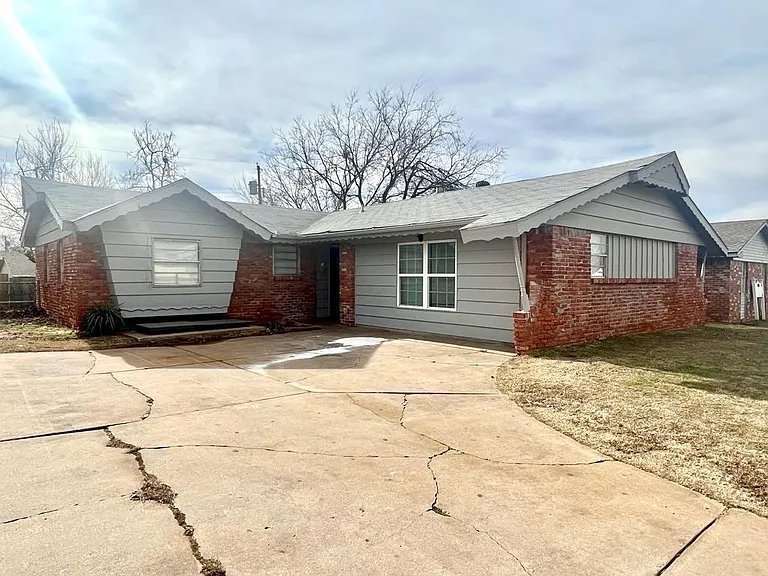 110 Meadowbrook Dr — Photo 1