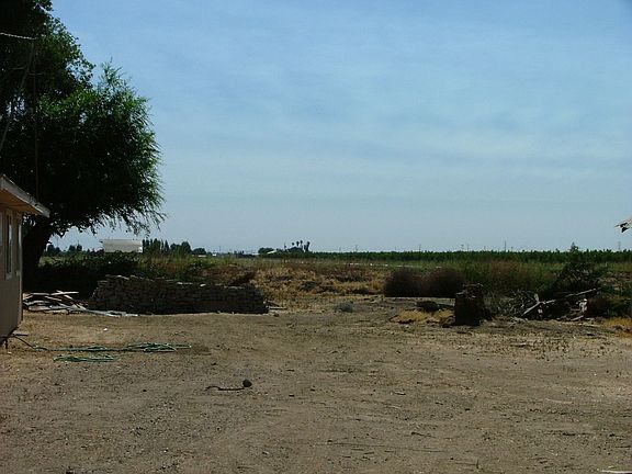 Area between main house & barn/garage