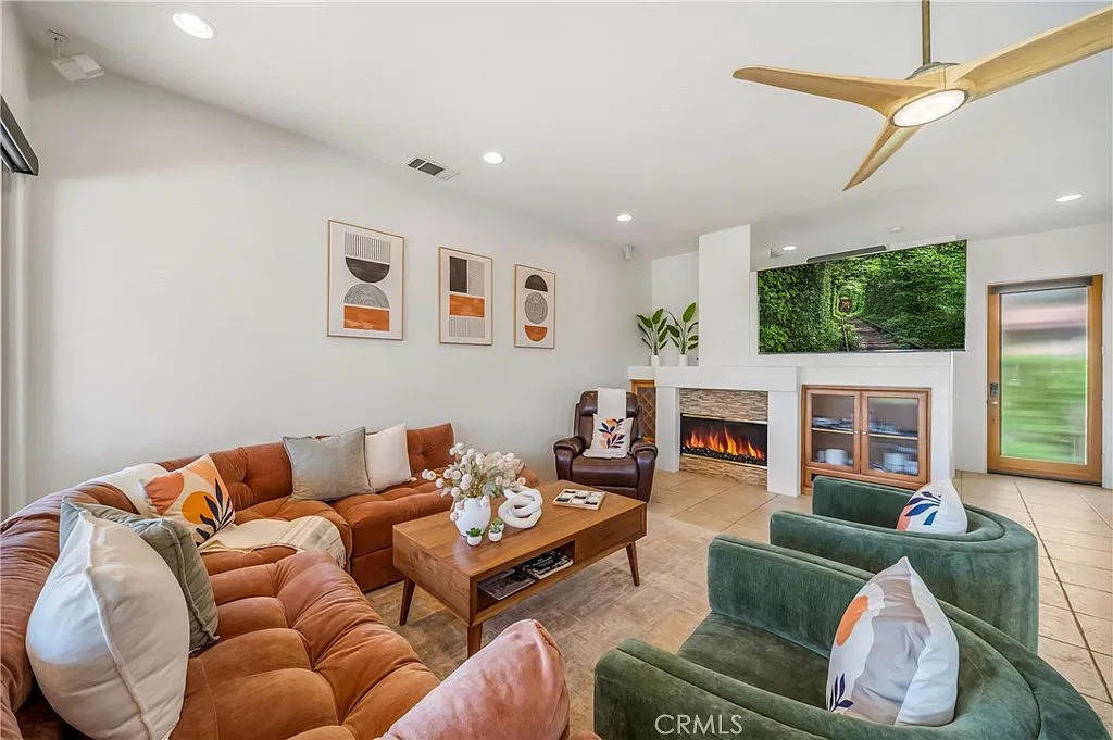 3 bed, 2205 sqft, $4,599 — Photo 3