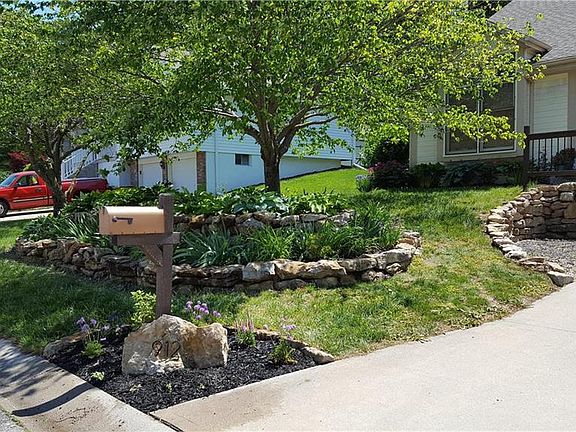 5th image of 912 NW Heatherwood Dr