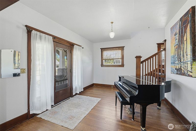4th image of 328 S Anacortes Street
