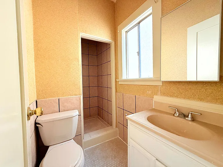 1614 N. Kenmore Avenue — Photo 14