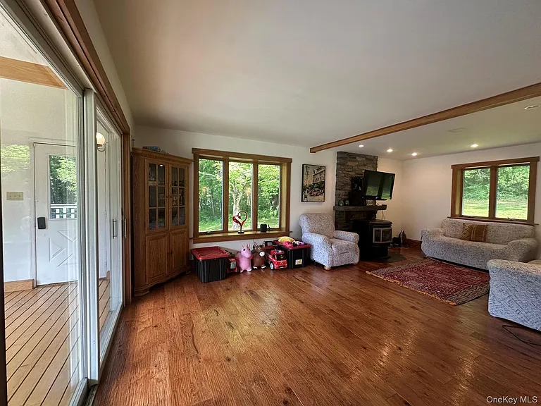109 Brush Hill Rd — Photo 4