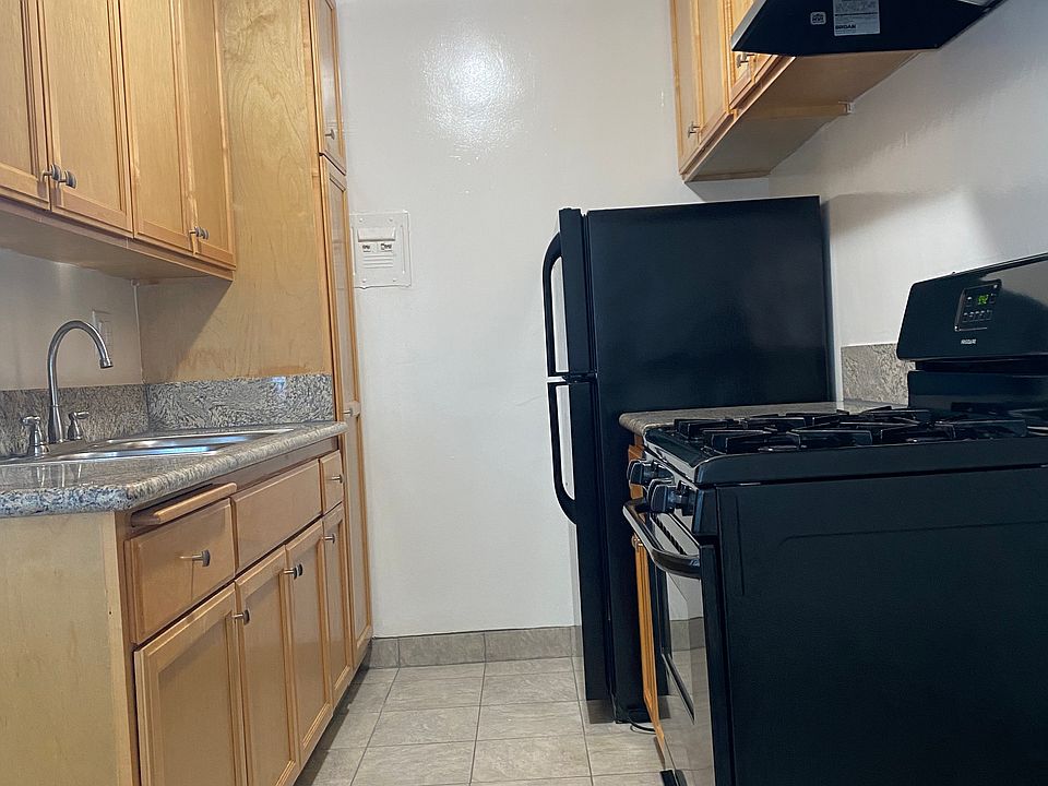 kitchen stove/frost free refrigerator