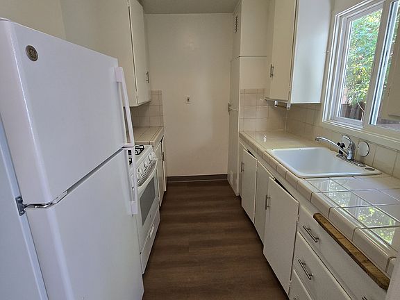 3rd image of 844 Adams St