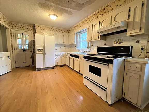 2nd image of 1718 Farm Pond Ct