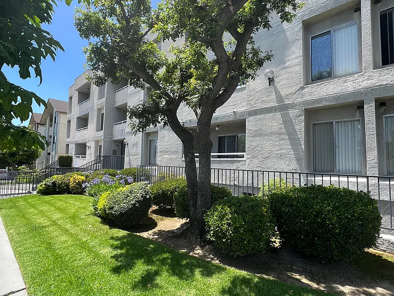 1051 Justin Ave — Photo 1