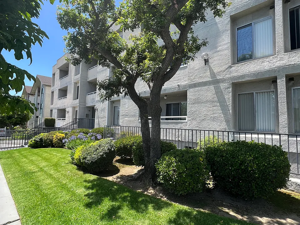 1051 Justin Ave