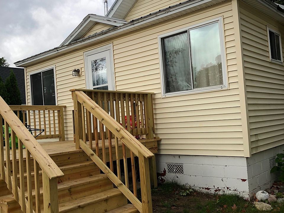 Front of the house, porch 