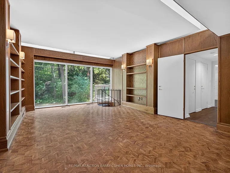 21 Tudor Gate — Photo 26