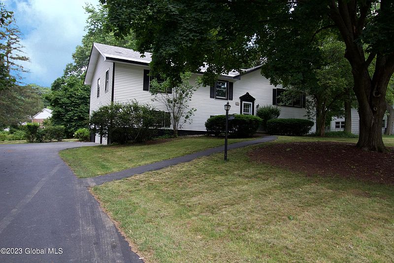 3rd image of 2263 Sweetbrier Road