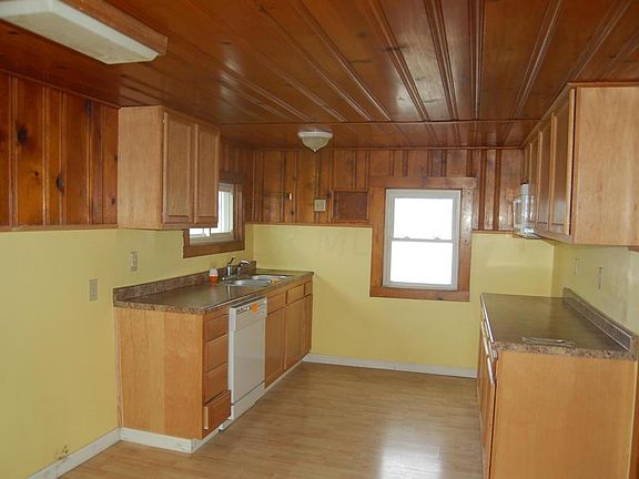 5th image of 141 Jefferson St