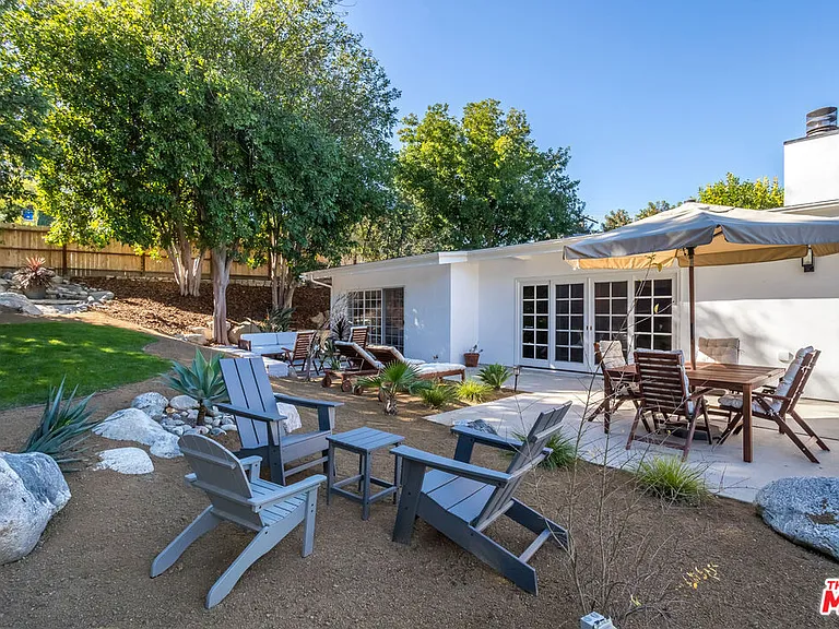 23826 Burbank Blvd — Photo 25