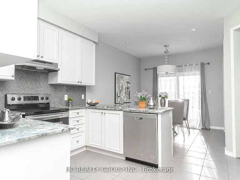 215 Armstrong Cres — Photo 5