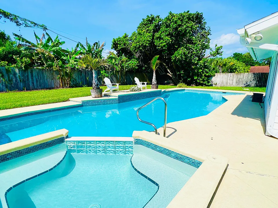 1435 Corona Ln