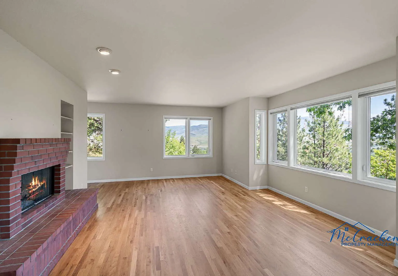 Spacious 3-Bedroom Single Family House with Mountain & Valley Views in Ashland, Oregon! — Photo 3