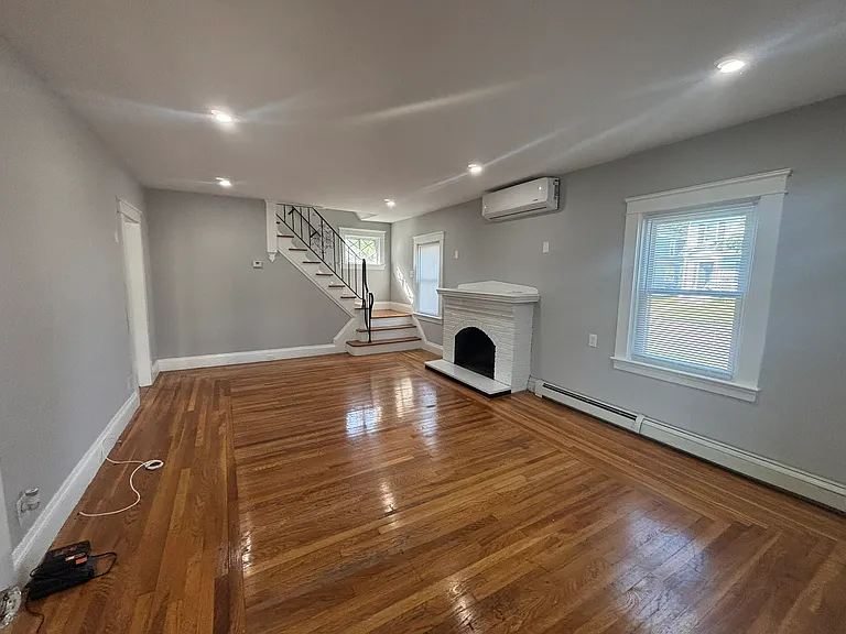 Warwick Ave — Photo 8