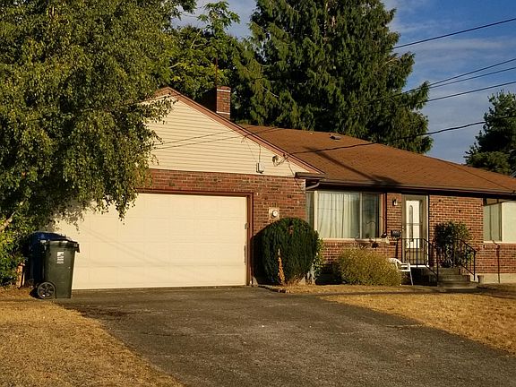 Oversized double car garage with off-street parking and additional boat/RV space