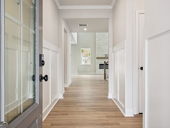 2nd image of 719 Crossroad Ct SW