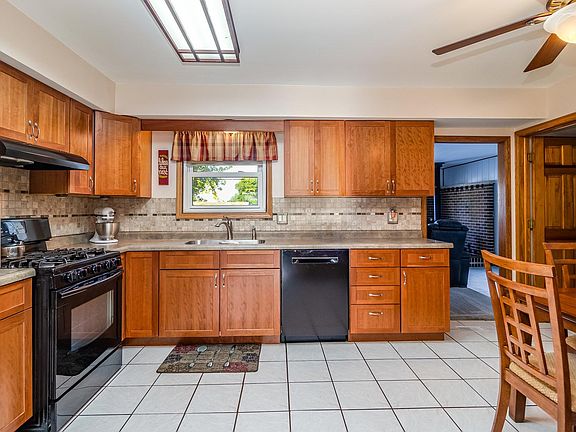 4th image of 133 Cedarwood Ave