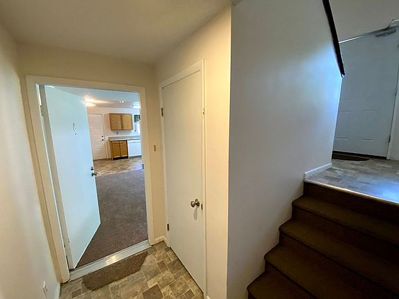 4th image of 810 Mary Anne Dr #C