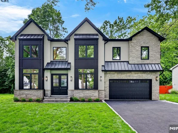 134 Morningside Rd, Paramus, NJ 07652