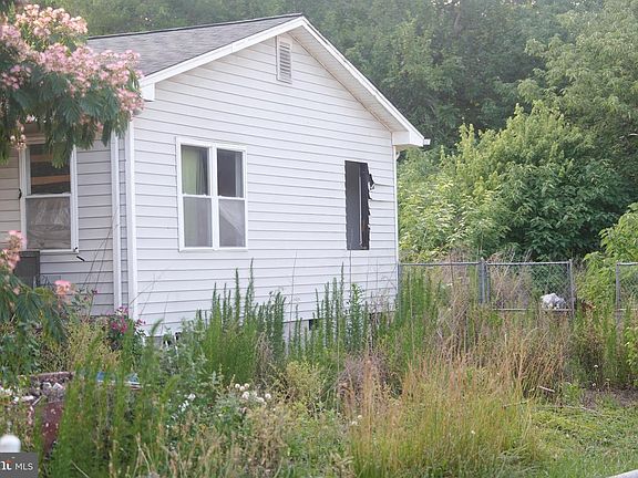 4th image of 103 Louis St