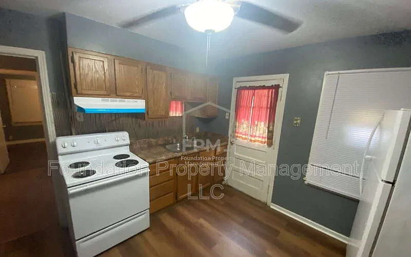 2 bed, 1.0 bath, 744 sqft, $700 — Photo 3